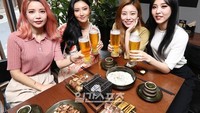 Bersama anggota lainnya yaitu Hwasa, Wheein, dan Moonbyul, Solar terlihat sangat menikmati makanan mereka di salah satu restoran Korea. Mereka terlihat menyantap BBQ dan segelas bir. Foto: Istimewa