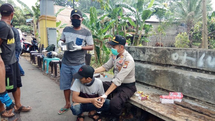 Pengedar narkotika ditangkap di Posko COVID-19 perbatasan Bantaeng dan Bulukumba (dok. Istimewa)
