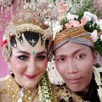 Arzum juga menceritakan reaksi kedua orang tuanya saat dia memutuskan untuk menikah dengan Bambang. Awalnya orangtuaku nggak setuju karena saya deket sama orang Indonesia lagi. Mereka ragu karena sudah punya pengalaman buruk sama mantan suamiku yang orang Indonesia juga. Aku sama Awan selalu berusaha untuk buktiin ke mereka kalau kita ini serius, lama-lama mereka juga percaya dan setuju sama hubungan kita, ungkapnya kepada Wolipop, Jumat (5/6/2020). Foto: Facebook/Arzum Balli