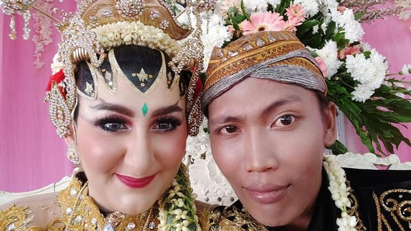 Potret Bule Cantik yang Viral karena Dinikahi Petugas Kebersihan DKI