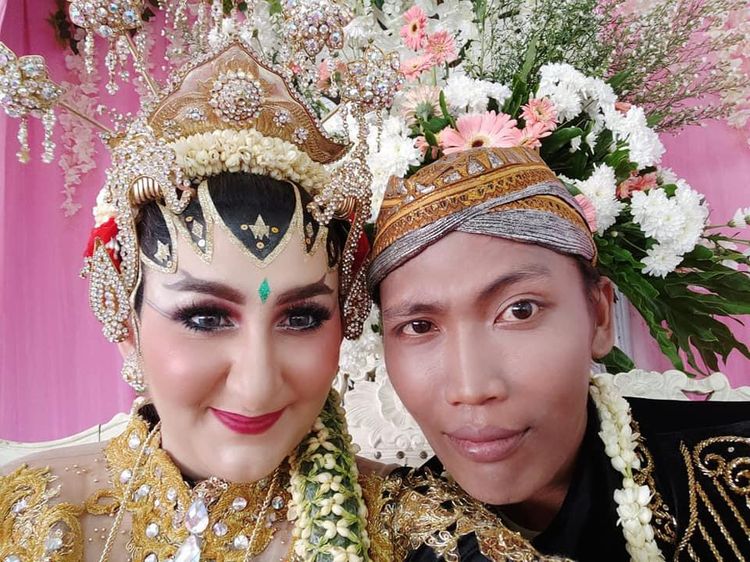 Potret Bule Cantik yang Viral karena Dinikahi Petugas Kebersihan DKI