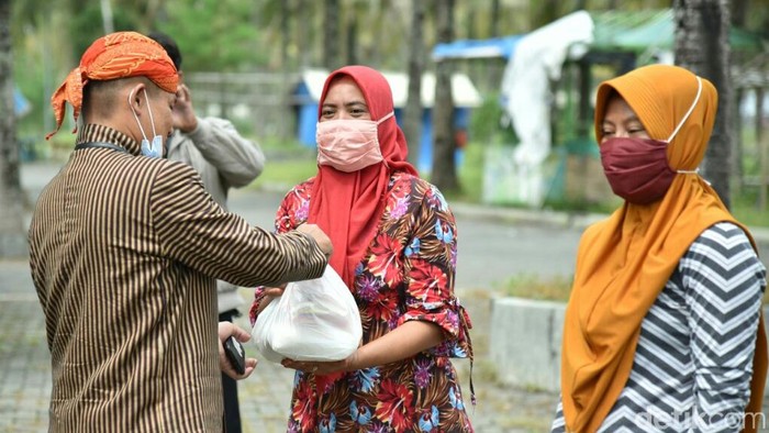 Pedagang obwis Kebumen, Jawa Tengah mendapatkan semabko saat pandemi virus Corona, Kamis (23/4/2020).