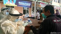 Rapid test untuk pedagang dan pengunjung dilakukan di dua pasar yakni Blok F dan Kranggot. 