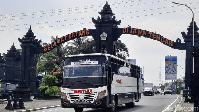 Suasana arus kendaraan yang masuk ke wilayah DIY dari perbatasan Magelang-Yogya