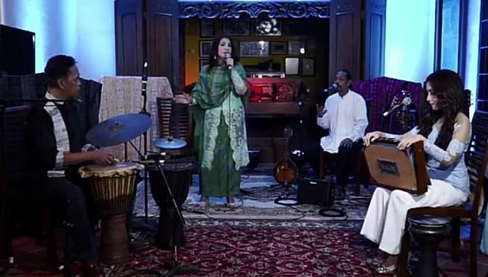 Di Tengah Corona, Musisi dan Seniman Tetap Berkarya Di tengah pandemi Corona, sejumlah seniman berinisiatif melakukan pertunjukan melalui sistem dalam jaringan (daring). Hal itu akhirnya juga di dukung oleh Menteri Pendidikan dan Kebudayaan (Mendikbud) Nadiem Makarim.