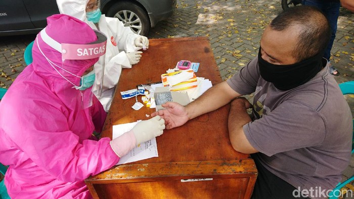 Suasana Rapid Test Corona di Pasar Cilegon Pedagang hingga pengunjung pasar di Kota Cilegon menjalani tes diagnostik cepat (rapid test) Corona. Rapid test itu untuk menekan penyebaran virus Corona.