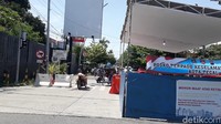 Dimintai konfirmasi, Wali Kota Tegal Dedy Yon Supriyono mengatakan akses jalan yang masih terbuka akan segera ditutup. Dedy Yon berharap pelaksanaan PSBB didukung masyarakat Kota Tegal.