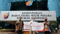 Sekretaris Tim Penanganan Corona Virus Disease 2019 (COVID-19) pada BUMN Marsdya TNI (Purn) Eris Heriyanto dan Ketua Yayasan BUMN Untuk Indonesia Harjawan Balaningrath saat menerima simbolis bantuan alat kesehatan TelkomGroup berupa ventilator yang diserahkan oleh Vice President Corporate Communication Telkom Indonesia Arif Prabowo di Jakarta, Kamis (23/4). Foto: dok. BUMN