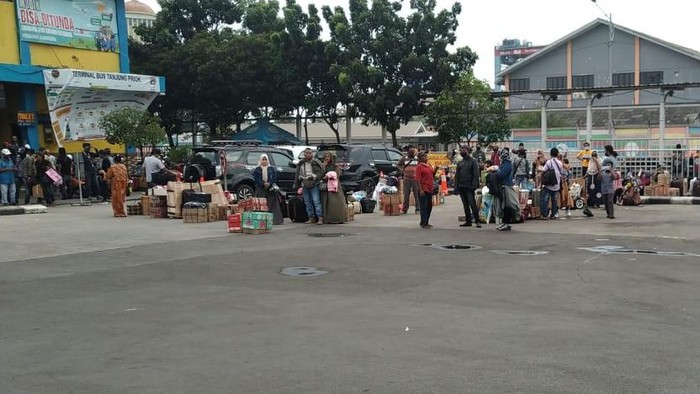 Suasana Terminal Tanjung Priok H-1 menjelang larangan mudik diberlakukan