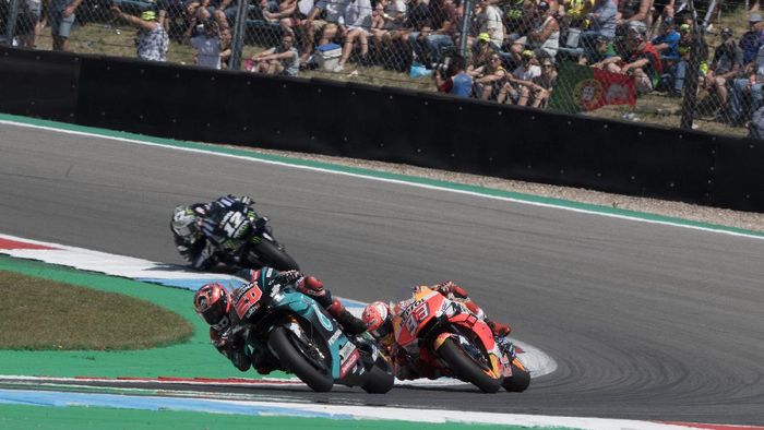 MotoGP Belanda ASSEN, NETHERLANDS - JUNE 30: Fabio Quartararo of France and Petronas Yamaha SRT leads the field during the MotoGP race during the MotoGP Netherlands - Race on June 30, 2019 in Assen, Netherlands. (Photo by Mirco Lazzari gp/Getty Images)