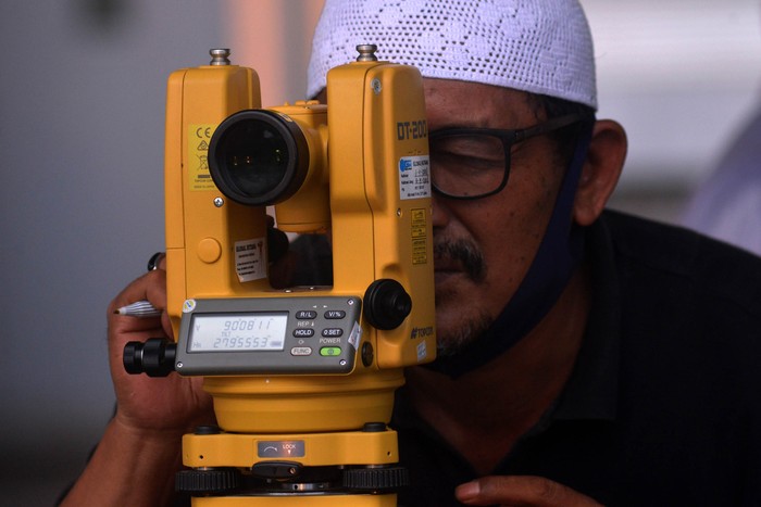 Petugas Tim Hisab Rukyat Kementerian Agama Sulawesi Utara mengamati hilal di Manado, Sulawesi Utara, Kamis (23/4/2020). Hasil pemantauan hilal 1 Ramadan 1441 H tidak tampak dari Manado karena terhalang cuaca yang berawan. ANTARA FOTO/Adwit B Pramono/aww.