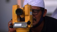 Tim Hisab Rukyat Kementerian Agama Sulawesi Utara mengamati hilal di Manado, Sulawesi Utara, Kamis (23/4/2020).