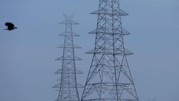 Menara listrik di New Delhi, India, difoto pada 30 Oktober 2019 (atas) dan 13 April 2020 (bawah) oto: Boredpanda