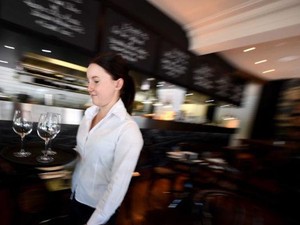 Mahasiswa Asing dan Pemegang Visa Sementara Dapat Bantuan Keuangan di Tasmania