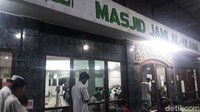 Walapun begitu, para jemaah tetap mengutamakan physical distancing saat menunaikan salat.