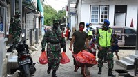 Pendistribusian makanan siap saji dalam bentuk nasi box ini diberikan kepada warga yang benar-benar tidak mampu di daerah Cilincing, tepatnya di Kampung Sawah, Kel. Semper Timur, Jakarta Utara.
