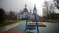 Pita plastik memberi larangan masuk ke area bermain di Moskow, Rusia (18/4/2020). Larangan tersebut terkait pandemi COVID-19. AP Photo/Alexander Zemlianichenko