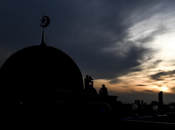 Petugas Masjid Al-Musyariin melihat posisi hilal (bulan sabit muda) menggunakan teropong untuk menentukan 1 Ramadhan 1441 H di Jakarta Barat, Kamis (23/4/2020). Berdasarkan pantauan hilal di beberapa daerah, Kementerian Agama menetapkan 1 Ramadhan 1441 H jatuh pada Jumat (24/4/2020). ANTARA FOTO/Muhammad Adimaja/aww.