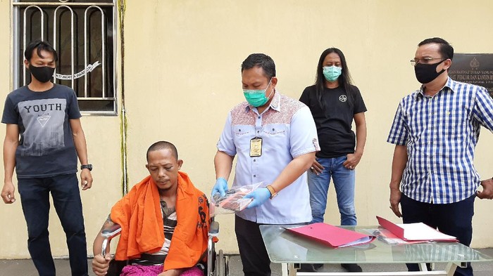 Polisi saat menunjukkan barang bukti senjata api rakitan (Dok. Istimewa)