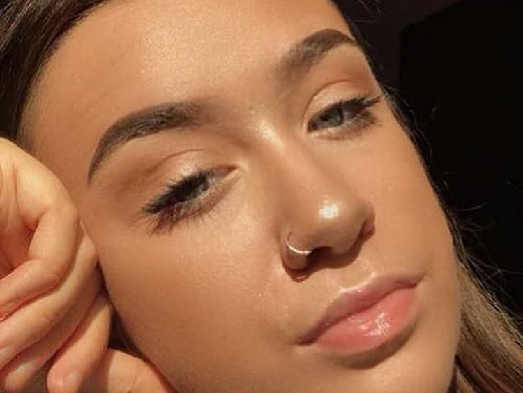 Potret Penyanyi Muda yang Bunuh Diri karena Tak Kuat Karantina