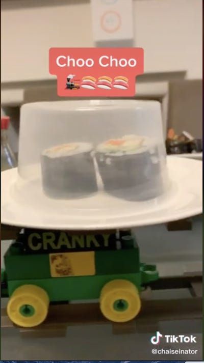 Kereta sushi dari LEGO