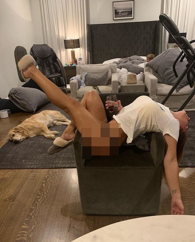 Penyanyi lagu country ini berpose menghirup segelas anggur sementara anak-anaknya bermain di tempat tidur di latar belakang. Jessie memamerkan perutnya yang kencang dan membuat sebagian netizen iri. Foto: Instagram