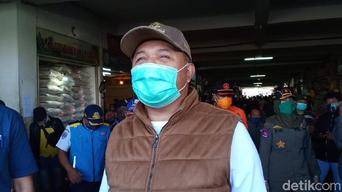 Bupati Aa Umbara ancam tutup pasar kalau warga mengabaikan PSBB