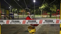 Taman bermain untuk umum diberi garis dilarang melintas bertuliskan Berbahaya dalam bahasa Spanyol. Taman ini berada di ibu kota Santiago, Chili (26/3/2020).  AP Photo/Esteban Felix