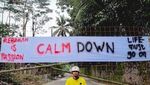 Bikin Ngakak, Rupa-rupa Spanduk Lockdown Khas Indonesia: Lauk Daun sampai Download