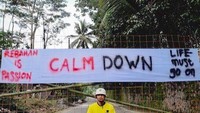 Salah satu keuntung lockdown warga bisa rebahan, tapi di sisi lain membatasi pergerakan juga satu hal agar hidup terus tetap berlanjut. Foto: Instagram @engeltanzil