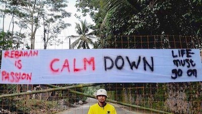 Bikin Ngakak, Rupa-rupa Spanduk Lockdown Khas Indonesia: Lauk Daun sampai Download
