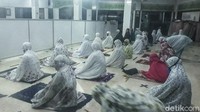 Penampakan physical distancing saat warga menunaikan salat Tarawih.