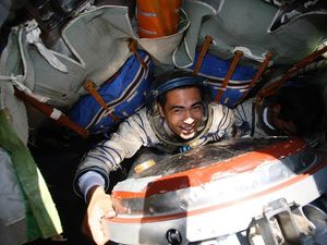 Saat Corona, Astronaut Ini Jadi Kurir Makanan Pakai Honda Astrea