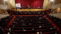Anggota parlemen Lebanon melakukan rapat dengan meminjam gedung khusus di Beirut, (21/4/2020). Peminjaman gedung itu dilakukan supaya anggota parlemen bisa melakukan jaga jarak saat membahas pinjaman Bank Dunia untuk penanganan Corona.  ANWAR AMRO / AFP) (Photo by ANWAR AMRO/AFP via Getty Images.