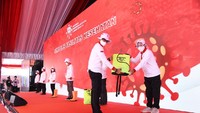 Seluruh relawan yang hadir juga mengenakan masker. Sebelum memasuki area kegiatan, relawan disemprot cairan antiseptik, serta mewajibkan cuci tangan di pintu masuk, tidak ada kerumunan, peserta maupun relawan disiplin mengikuti protokol. Foto: dok. Relawan COVID-19