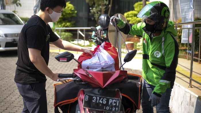 Bekerja sama dengan PT Pos Indonesia, Gojek distribusikan bantuan sosial sembako di DKI Jakarta melalui layanan GoSend.
