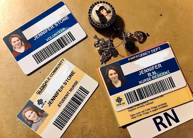 Di akun Instagram, Jennifer Stone mendeskripsikan dirinya sebagai aktor saat siang, rn (registered nurse) atau perawat saat malam. Sejak April ia pun bergabung dengan para tenaga medis untuk menjadi garda terdepan penangan virus COVID-19. Foto: Instagram @jenniferstone