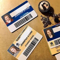 Di akun Instagram, Jennifer Stone mendeskripsikan dirinya sebagai aktor saat siang, rn (registered nurse) atau perawat saat malam. Sejak April ia pun bergabung dengan para tenaga medis untuk menjadi garda terdepan penangan virus COVID-19. Foto: Instagram @jenniferstone