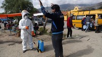Saat ini upaya pencegahan penyebaran virus Corona terus dilakukan di Bolivia. Penyemprotan disinfektan digalakkan hingga ke pasar-pasar.