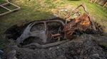 Penampakan Mobil yang Terkubur di Kebun Rumah