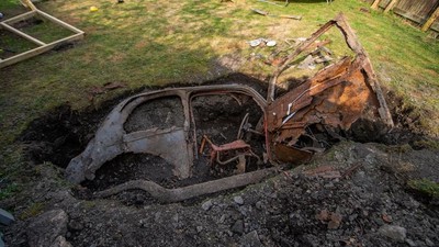 Penampakan Mobil yang Terkubur di Kebun Rumah