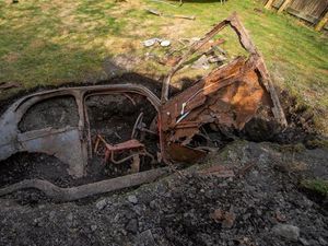 Penampakan Mobil yang Terkubur di Kebun Rumah