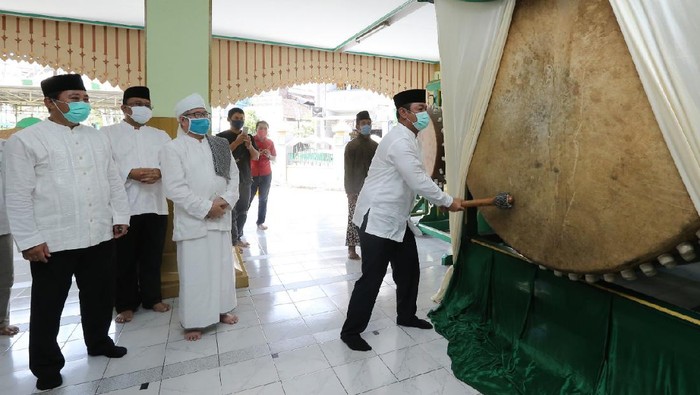 Walkot Semarang Hendrar Prihadi membunyikan beduk tanda digelarnya Tradisi Dugderan