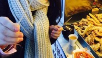 Memiliki tubuh yang indah tak menghentikan Solar untuk menyantap makanan enak. Lihat nih ia terlihat santai saat menyantap tteokbokki di salah satu kedai yang berada di kawasan street food Korea. Foto: Istimewa