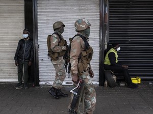 Presiden Afrika Selatan Kerahkan 73 Ribu Tentara Kawal Lockdown Corona