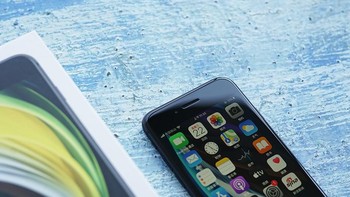 Ponsel ini masih mengusung bezel tebal di bagian atas. Di sana terdapat kamera 7 MP dan speaker. Foto: Sina Mobile 