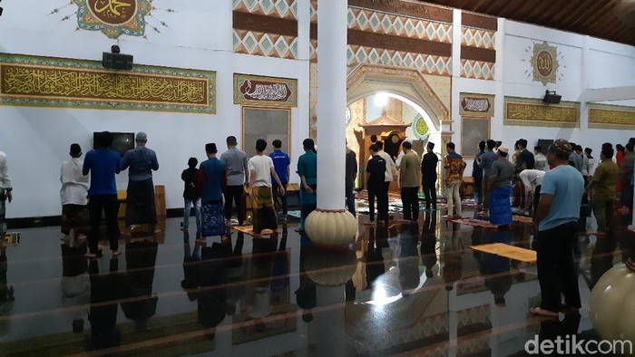 Tarawih Masjid Agung Serang Pakai Protokol Physical Distancing