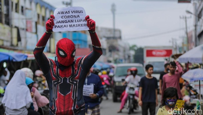 Sejumlah pahlawan super di Pekanbaru turun ke jalan untuk mensosialisasikan pemakaian masker dan cuci tangan demi menghalau penyebaran COVID-19.