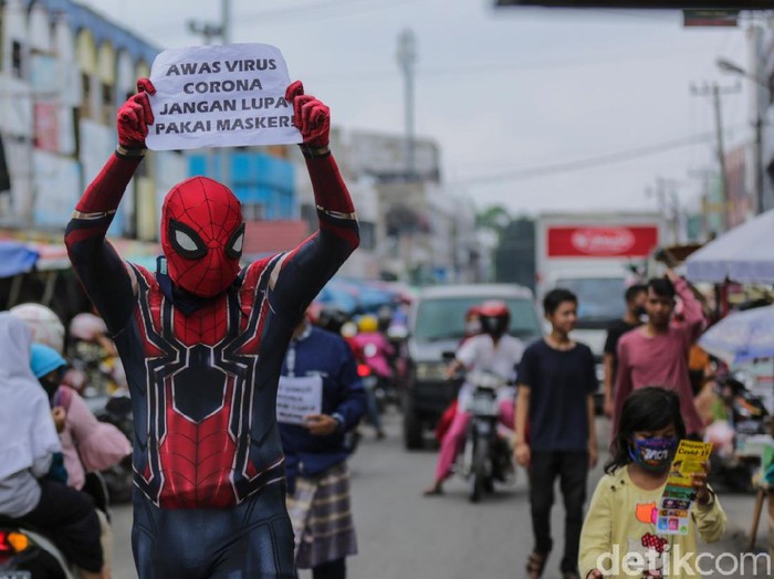 Sejumlah pahlawan super di Pekanbaru turun ke jalan untuk mensosialisasikan pemakaian masker dan cuci tangan demi menghalau penyebaran COVID-19.
