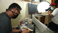 Masing masing UMKM dibatasi mengirim 2 produk melalui jasa antar online untuk mencegah penyebaran virus corona. Pelaku UMKM akan mendapatkan 2 hingga 4 file foto yang dikirimkan via email.